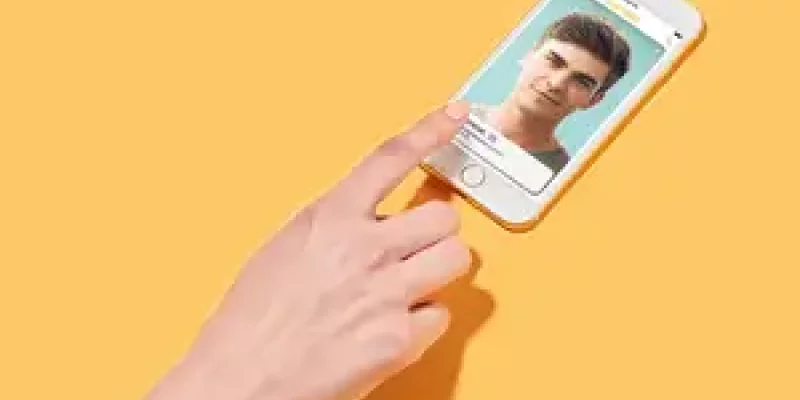 Hand who send a message on a smartphone
